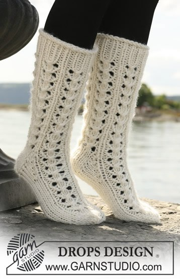 Эту интересную модель носков вяжу вместо обычных, легко и просто, на 2 спицах и без швов