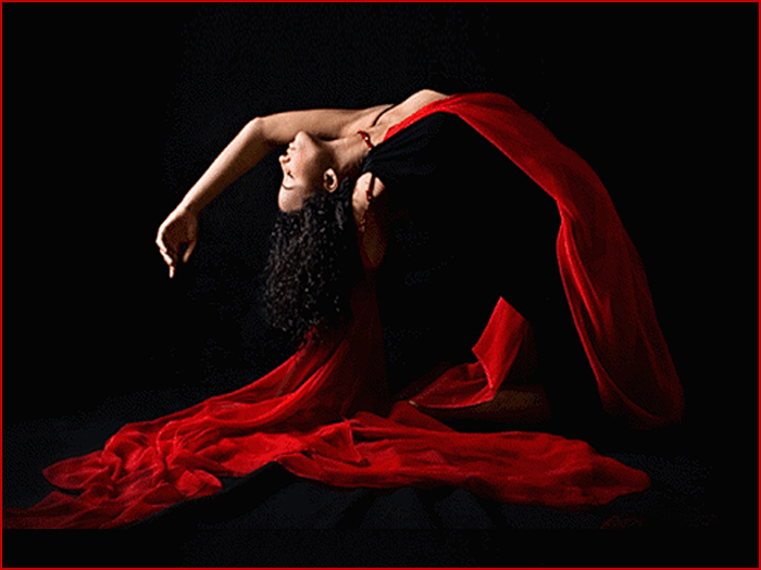 Черный фон и красное платье