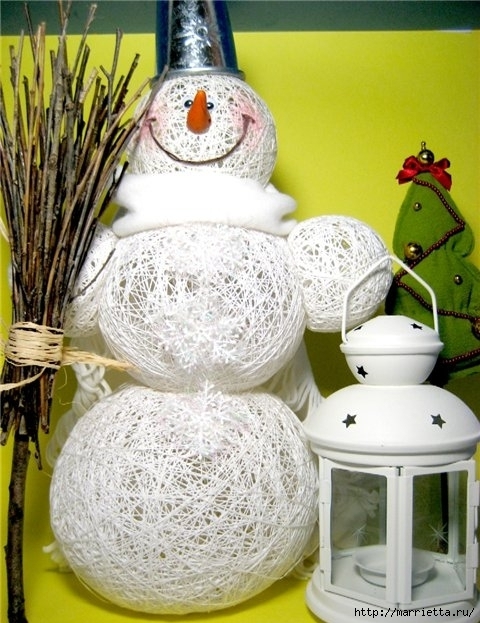 Снеговик из ниток: оригинальное украшение на Новый год