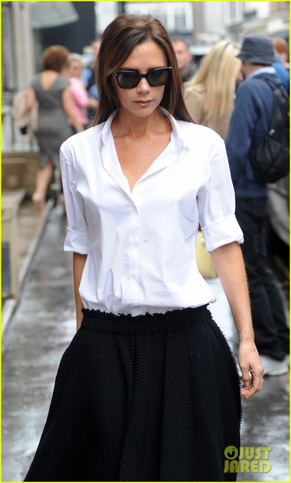 victoria-beckham-look-stylish-in-pouring-rain-02 (422x700, 66Kb)