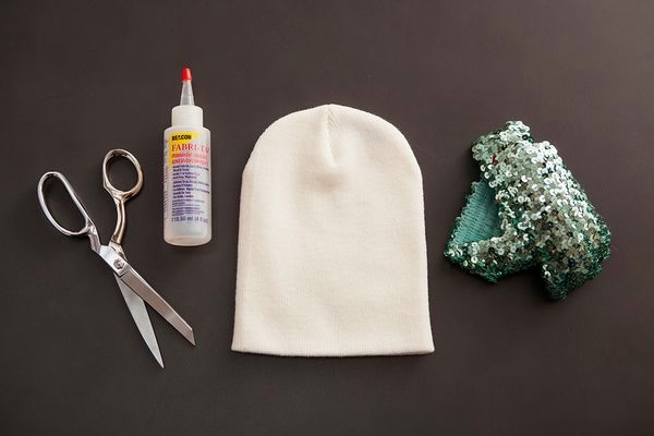 Как украсить вязаную шапку для женщины бусинами, мехом, стразами, бисером. Фото