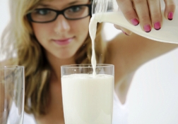girl_pouring_milk_into_glass2565 (252x176, 31Kb)