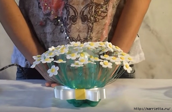Букет цветов из пластиковой бутылки и фоамирана (4) (567x371, 113Kb)
