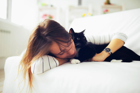 1397327411_Beautiful-girl-sleeps-with-a-cat (585x390, 44Kb)