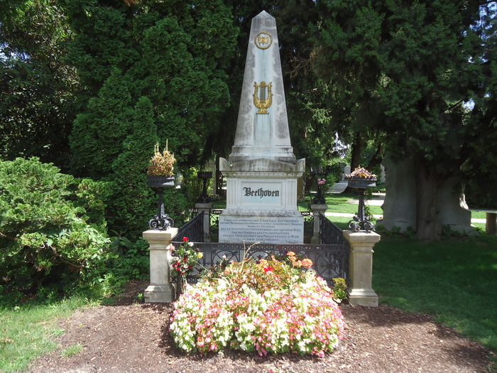 Бетховен похоронен. Могила Моцарта в Вене. Место захоронения Моцарта. Место захоронения Моцарта кладбище Святого марка.
