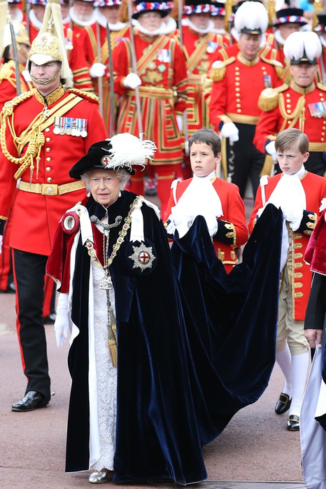 Queen-Elizabeth-II-Vogue-16Jun15-Getty_b_592x888 (466x700, 406Kb)