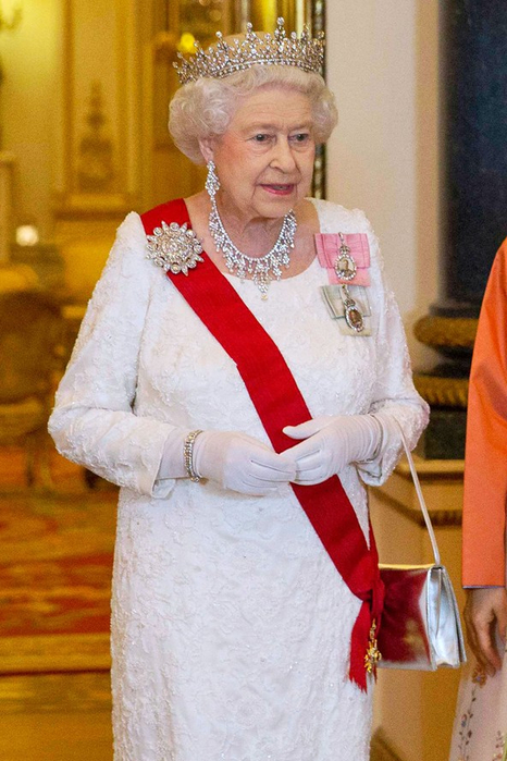 the-queen-handbag-vogue-5dec13-pa_b_592x888 (466x700, 364Kb)