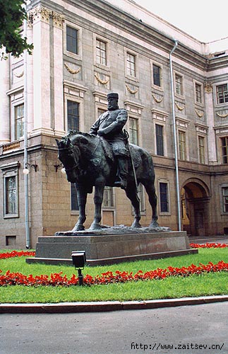 Памятник императору Александру III Фото с сайта spb-300years.narod.ru Дмитрий Зайцев zaitsev.cn