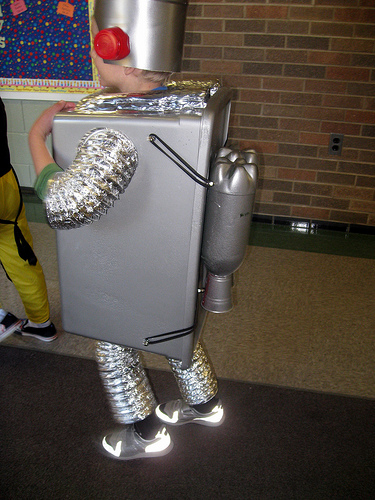 Супер веселые и креативные костюмы роботов своими руками для детей