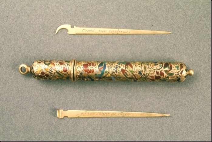 Cylindrical gold case contains gold toothpick and ear-pick; inscribed, probably designed by Michel Le Blon