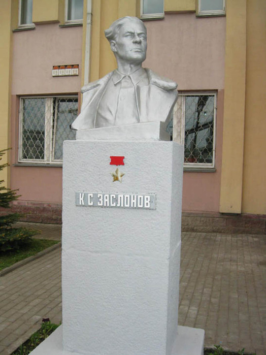 ZaslonovKonstSerg_bust_pered-depo_Orsha (524x699, 92 Kb)