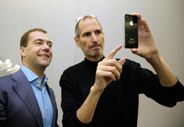 medvedev_usa_steve_jobs_iphone4 (600x416, 56 Kb)