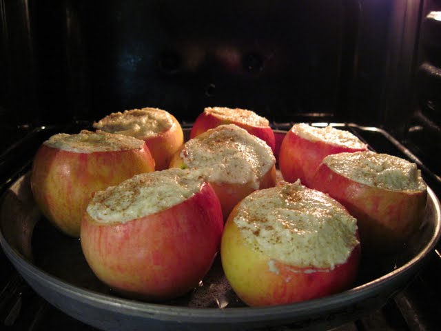 Сколько печь яблоки. Пареные яблоки. Яблоки пареные в кастрюле. Яблоки печем баня. Яблоки печем ресторан.