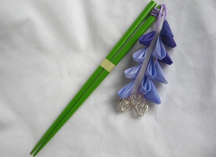 Как украсить ручку. Ручка канзаши. Канзаши палочки. Ручка сувенир канзаши. Цветок ручка канзаши.