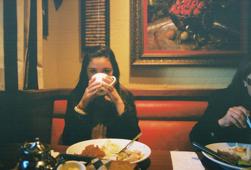 Фото в кафе с девушкой без лица