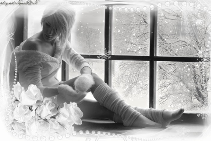 За окном девушка текст. Женщина у окна зима. Девушка у окна снег. Снег за окном. Женщина в окне.