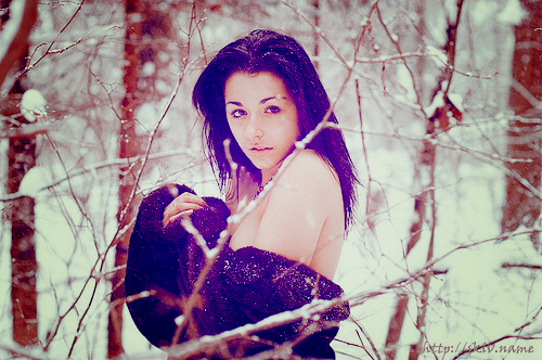 Худенькая красавица ублажает себя в зимнем лесу
