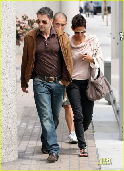 halle-berry-sunset-plaza-stroll-with-oliver-martinez-12 (436x600, 76Kb)