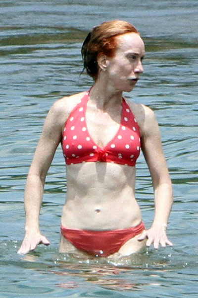 Кэти Гриффин показала себя в красном бикини во время отдыха на Гавайях, 10 ...