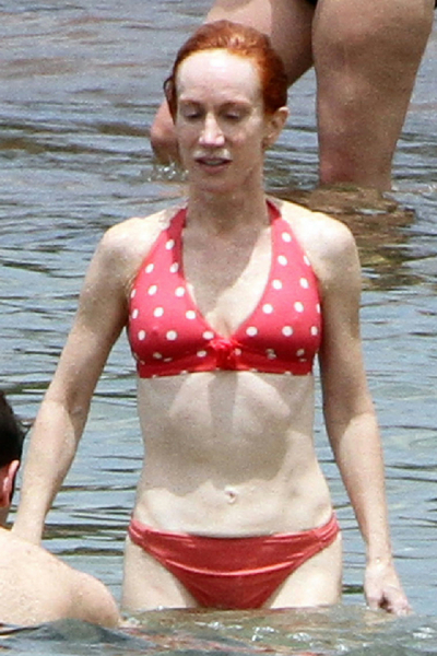 Кэти Гриффин показала себя в красном бикини во время отдыха на Гавайях, 10 ...