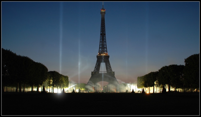 4085867_fireworks_14th_july_in_paris_17_20100226_2033190094 (700x407, 123Kb)