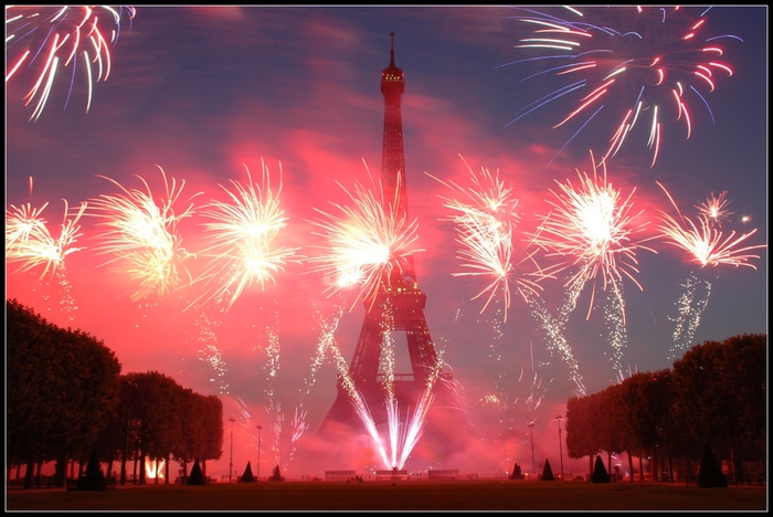 4085867_fireworks_14th_july_in_paris_22_20100226_2097048150 (700x468, 247Kb)