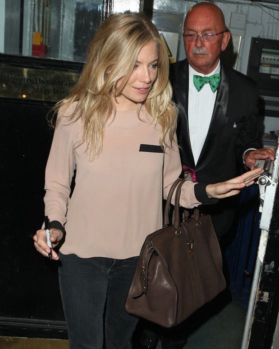 85635_Tikipeter_Sienna_Miller_leaving_the_Royal_Haymarket_Theatre_001_123_627lo (559x700, 120Kb)