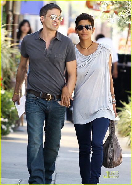 halle-berry-olivier-martinez-bristol-farms-02 (428x600, 75Kb)