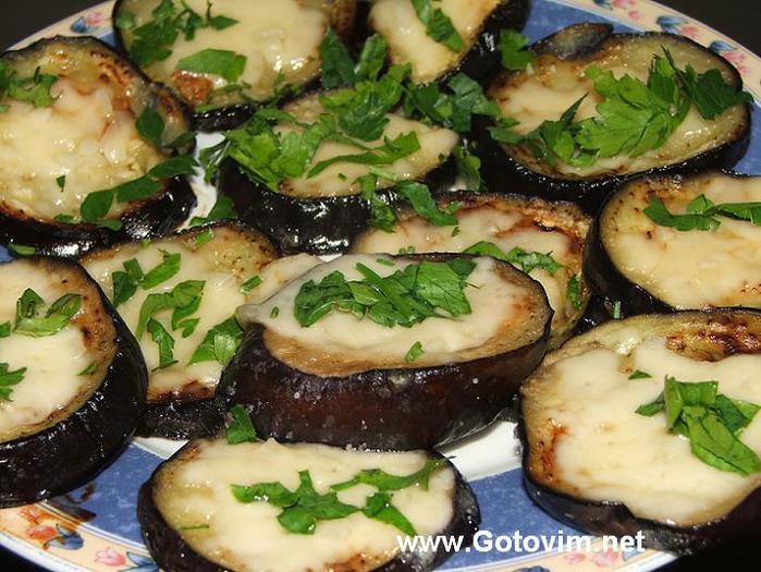 Рецепт жареных баклажанов кружочками с чесноком. Жареные баклажаны с сыром и чесноком. Баклажаны жареные с сыром. Баклажаны кружочками с сыром и чесноком. Баклажаны кружочками в духовке.