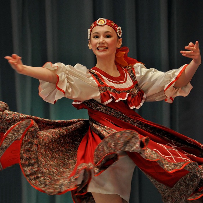 Русский народный танец девушки. Народные танцы. Русско народные танцы. Русский той. Русскин наооднве танцы.
