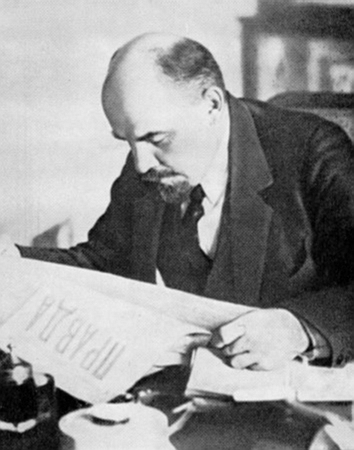 Lenin_leser_Pravda (354x450, 89Kb)