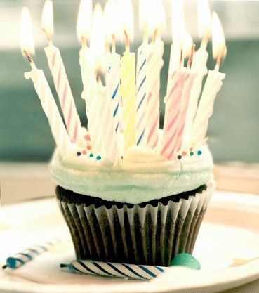 2038335_The_birthday_cupcake_by_instantvoodo (369x417, 117Kb)