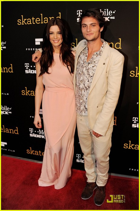 ashley-greene-skateland-premiere-shiloh-fernandez-01 (463x700, 81Kb)