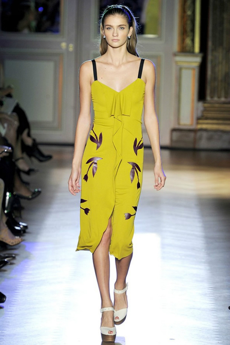 1326961969_beauty_in_simplicity_spring_summer_2012_by_roland_mouret_29 (466x700, 277Kb)