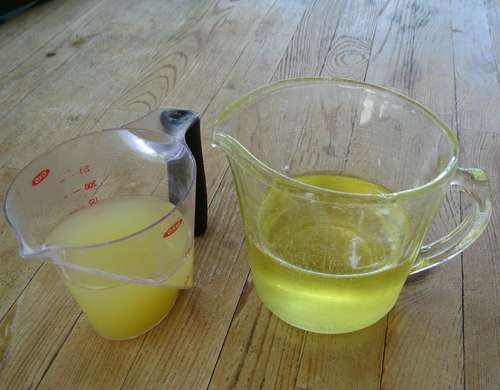 Вода растворяет сок. Смешивания сока с водой. Лимонный сок цвет. Процеживать лимон. Sicilia сок лимона.