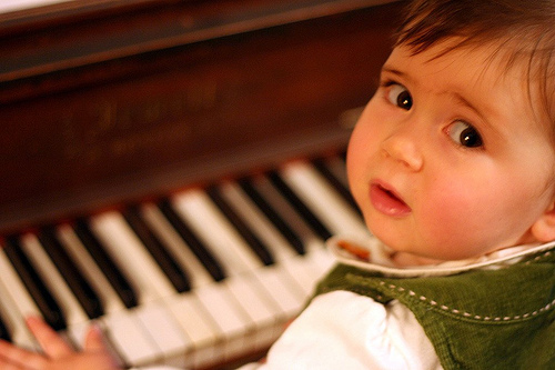 Baby-playing-piano-in-the-photo (500x333, 89Kb)