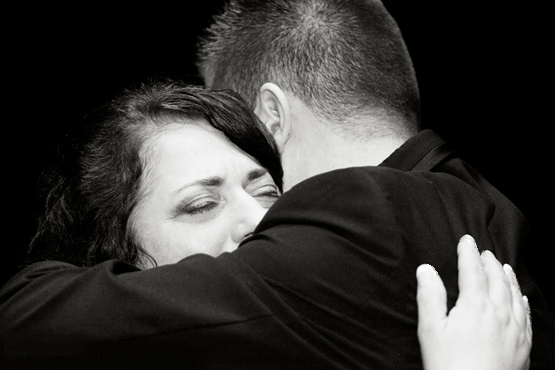 011-Crying-Mother-of-the-Groom-Mother-Son-Dance (555x370, 121Kb)