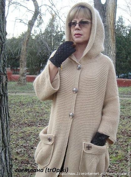 Вязаное пальто с капюшоном