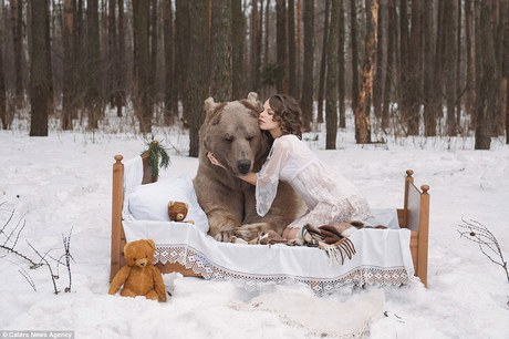фотосессия  в обнимку с медведем 3 (460x306, 117Kb)