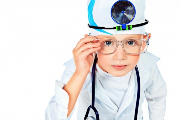 Portrait-of-a-cute-boy-playing-doctor-with-a-stethoscope-780x519 (620x413, 120Kb)