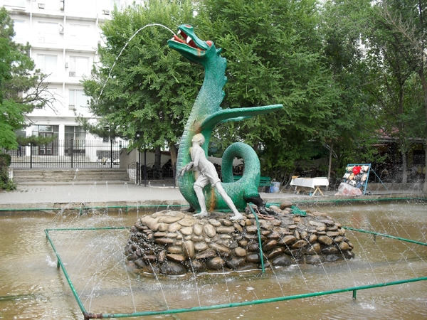 фонтан «Мальчик и дракон» в элисте (600x450, 321Kb)
