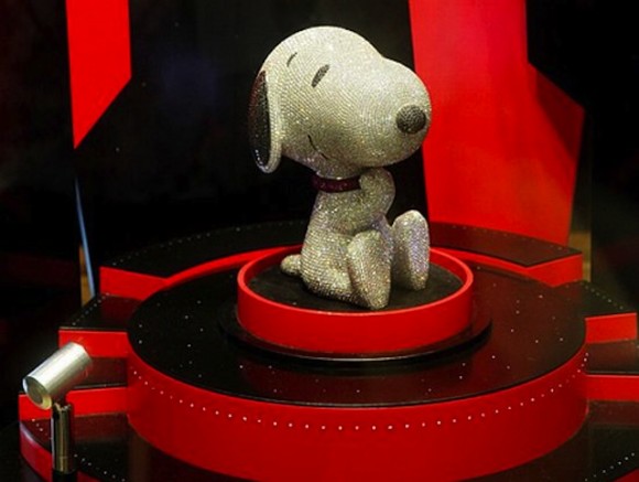 Diamond-Snoopy-Celebrates-The-Comic-Characters-60th-Anniversary-1-580x437 (580x437, 44Kb)