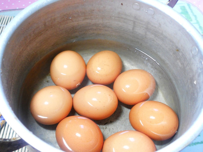 Яйца в холодную или горячую воду. Соевые яйца. Китайские яйца искусственные. Пиво с яйцом. Кунжутное желе яичко Китай.