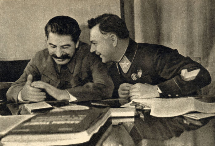 800px-Joseph_Stalin_and_Kliment_Voroshilov,_1935 (700x477, 76Kb)