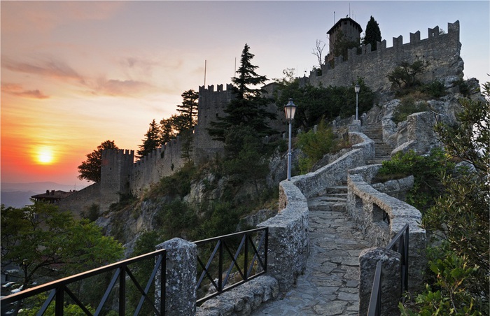 San-Marino-Sunset-a18288863 (700x452, 133Kb)