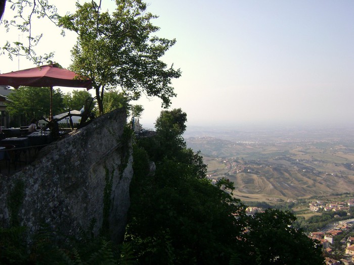 Blick-von-der-Festung-auf-San-Marino-a18393505 (700x525, 99Kb)