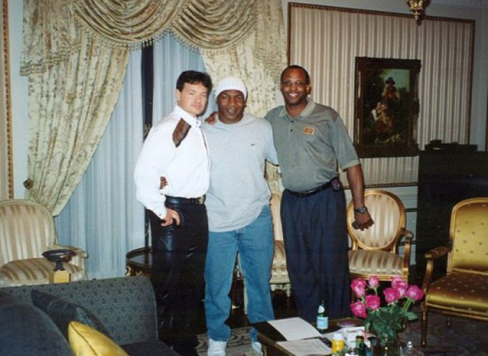 3418201_KNIGHT_OF_MALTA_Dr__Alexandr_Cach_ANTONIO_D__BROWN_With_Mike_Tyson_tx830_1 (700x510, 72Kb)