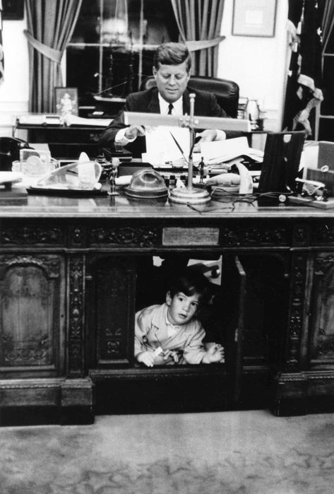 JFK and JFK Jr Oval Office Desk PX 65-105227 (473x700, 54Kb)