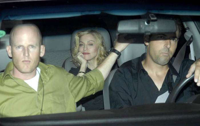 0011-FP_894614_BARM_Madonna_Richie_Israel_13_091507 (700x441, 28Kb)