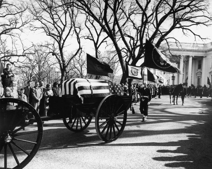 46214305_Kennedy_funeral_procession_leaves_White_House_25_November_1963 (700x557, 275Kb)